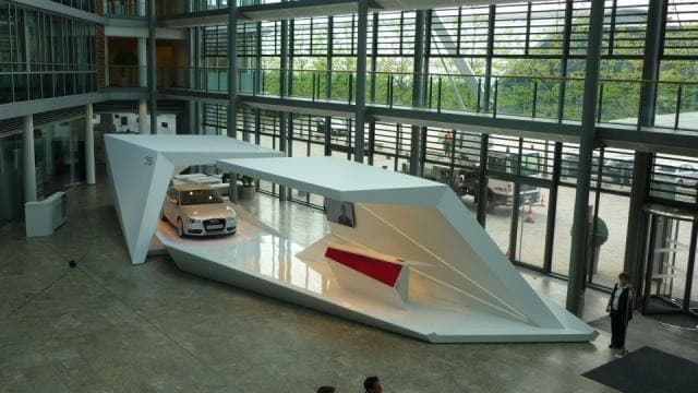 Skulpturaler Präsentationsstand mit Fahrzeug für AUDI von Lauer-Seele