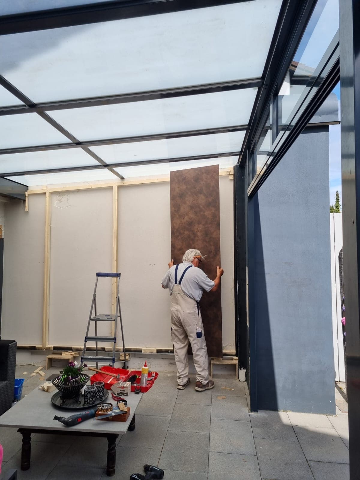 Wintergarten mit Glasdach und Wandpaneelen, montiert von Lauer-Seele