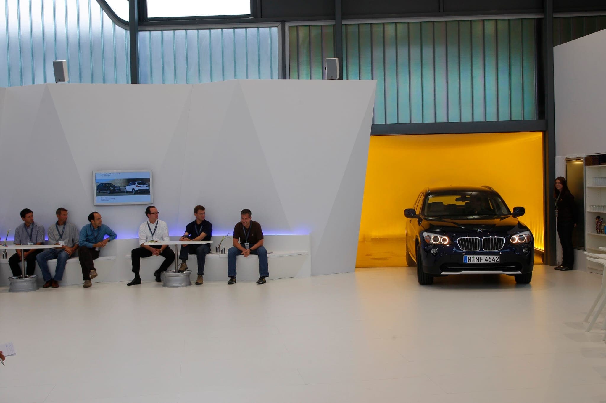 Messeauftritt für BMW: der BMW X1 vor den markanten, gefalteten Wandpaneelen des Stands