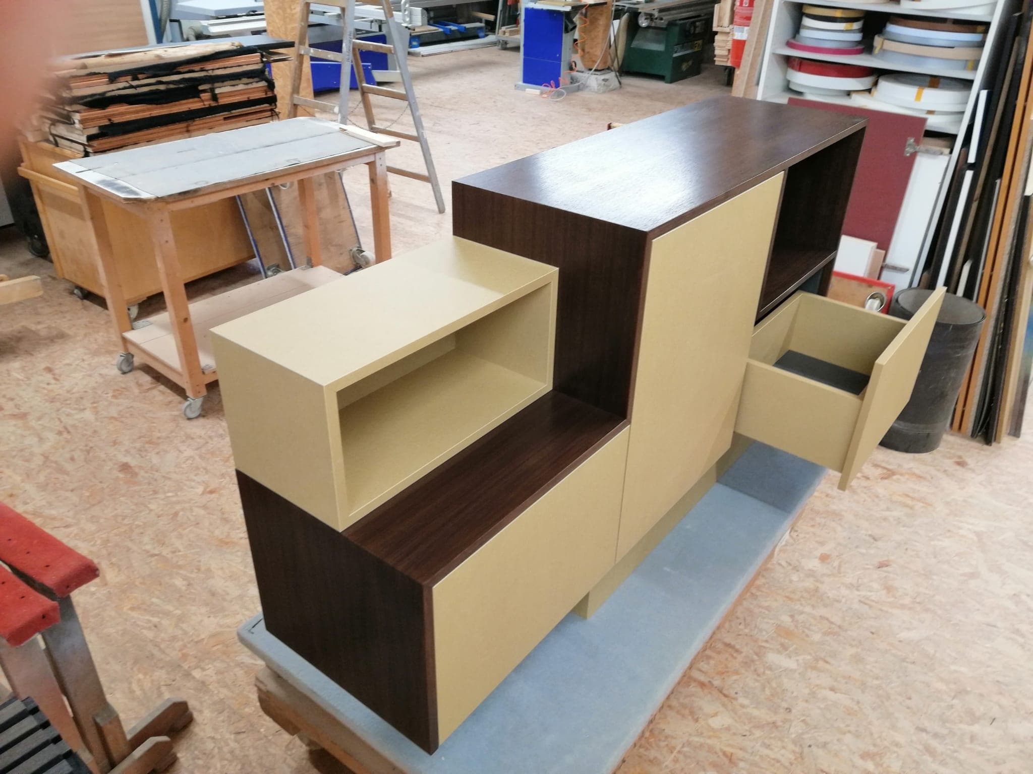 Stereo-Sideboard von der Seite mit ausgezogener Schublade und Spezial-Einsätzen