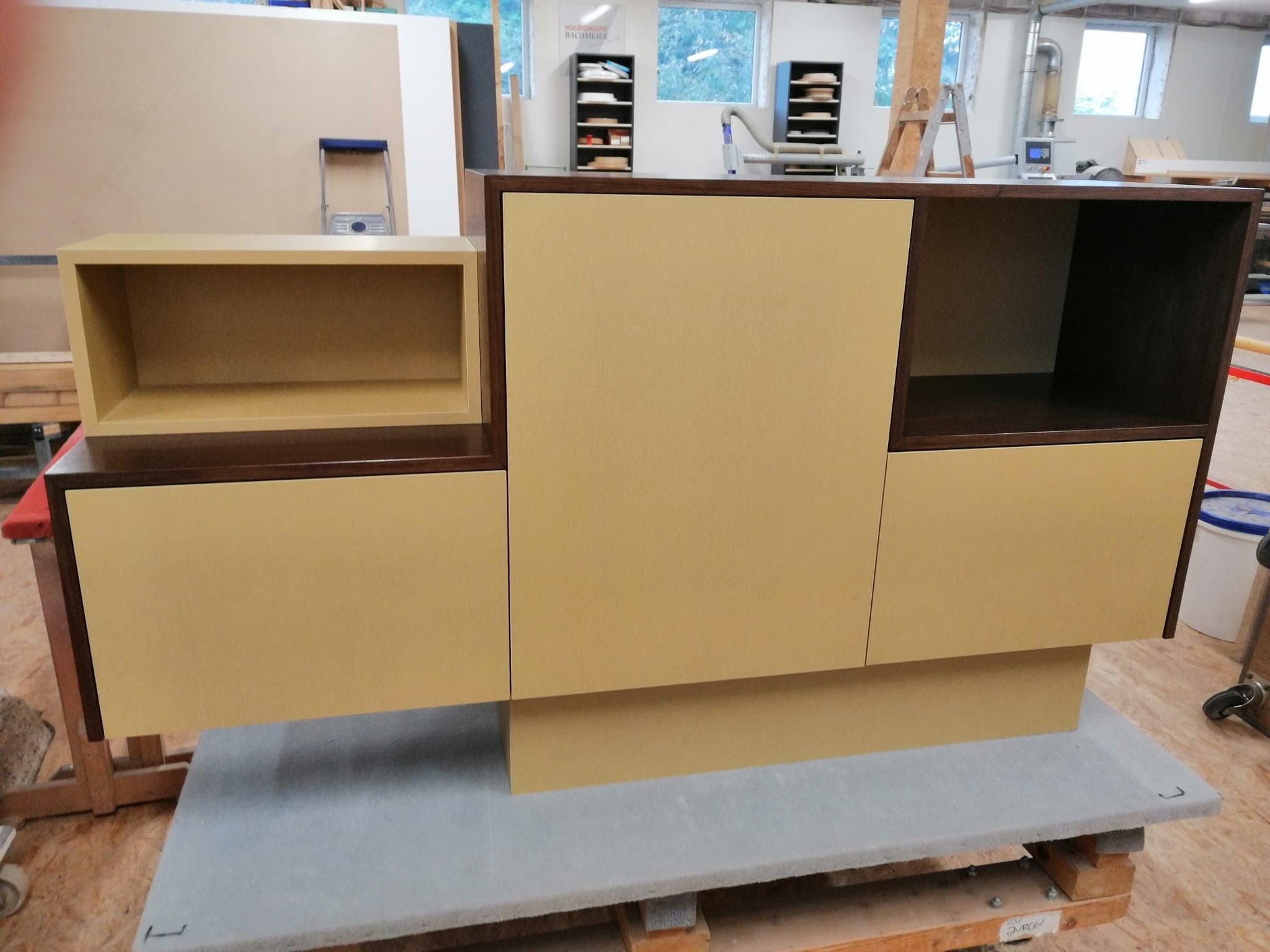 Stereo-Sideboard mit senffarbenen Fronten und dunklem Wenge-Rahmen